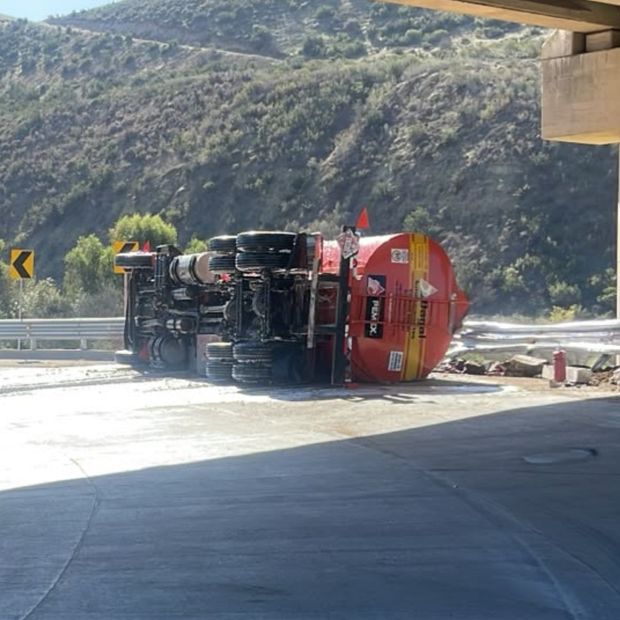 Vuelca Pipa con Combustible en el Bulevar 2000 de Tijuana, BC